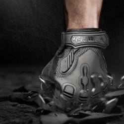 Conception en tissu résistant à l'abrasion et cuir, améliorant la durabilité et la performance de nos gants militaires.