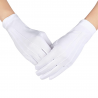 Un militaire portant les gants blancs de cérémonie de Yakeda lors d'un événement officiel, mettant en avant leur élégance