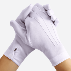 Un gros plan des gants blancs de cérémonie, montrant la qualité supérieure et le détail de la fabrication.