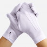 Un gros plan des gants blancs de cérémonie, montrant la qualité supérieure et le détail de la fabrication.